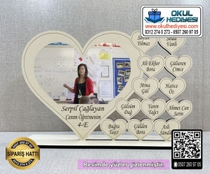 Kalpli Ahşap Resimli Öğretmen İsimliği Kalpli Ahşap Resimli Öğretmen İsimliği